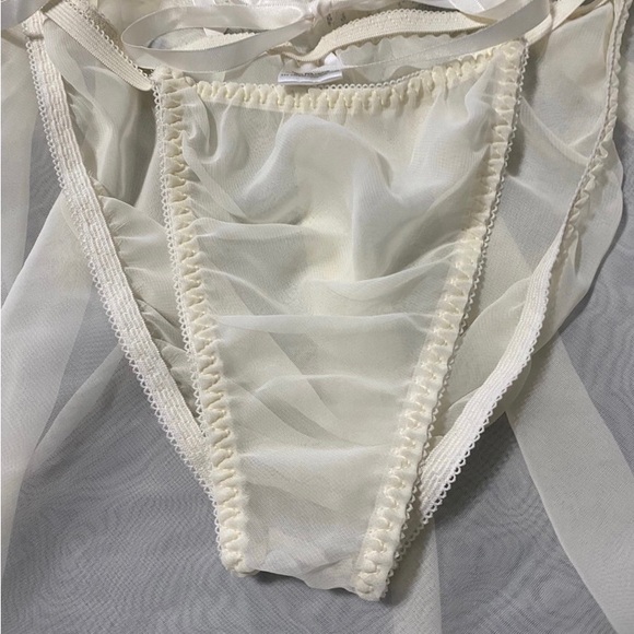 Lingerie Set - Picture 3 of 5